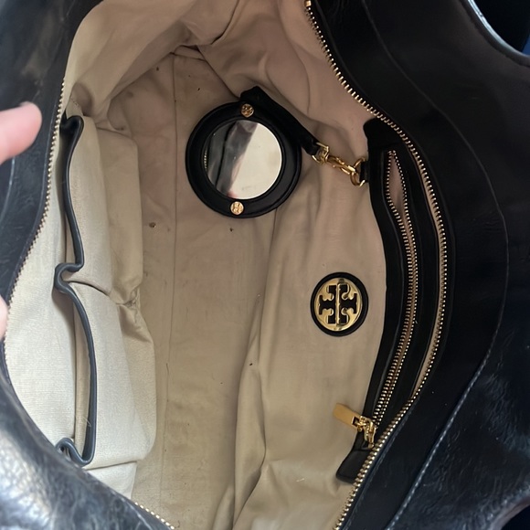 Tory Burch leather Logo quilted embossed tote bag in black - Picture 8 of 10